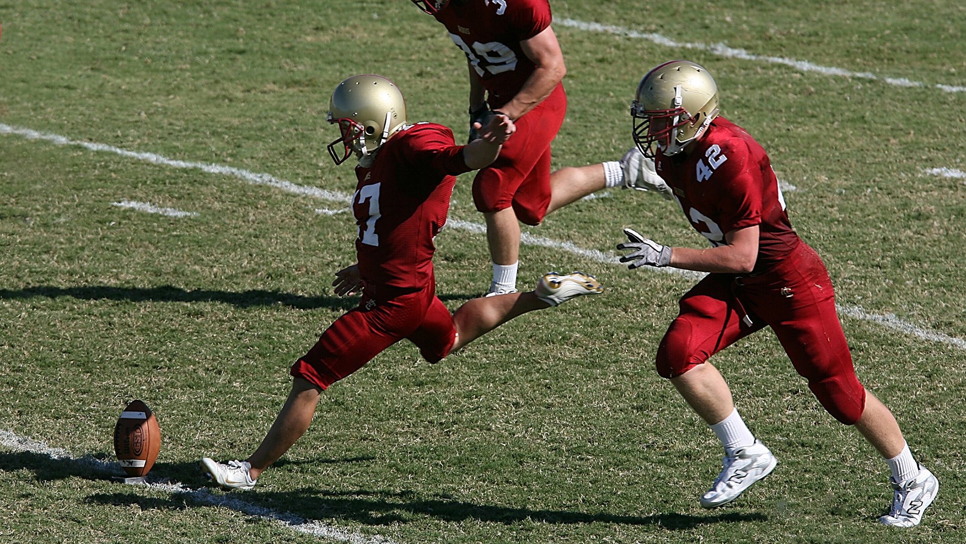 九游网页版官网-一决高下：球场上两队实力对比悬念无限，胜负难料，一决高低还是一决高下