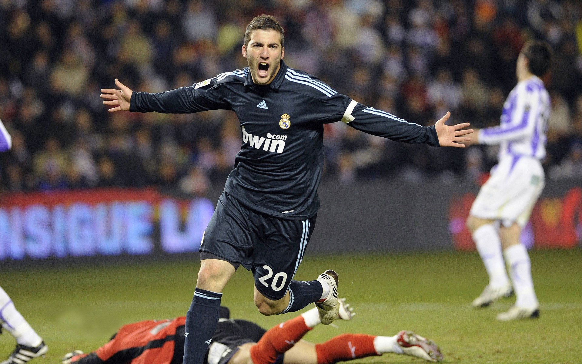 九游APP官网-卡利亚里前锋跑位灵活打乱防线，卡利亚里战绩500